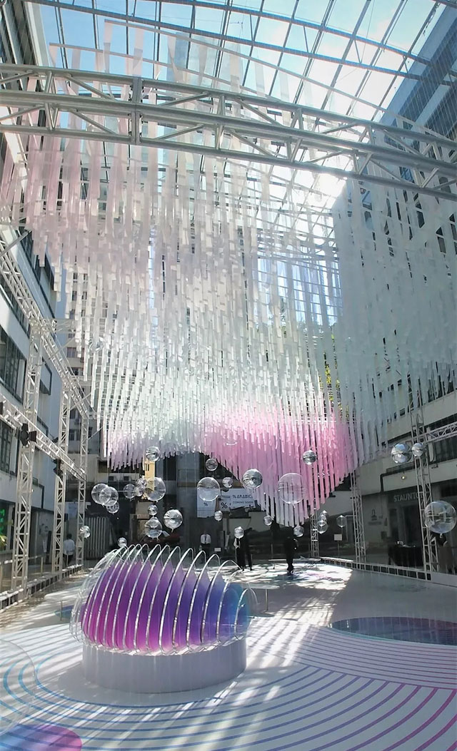 夢幻悅目 飄浮圣誕展亭打造另類城市風景