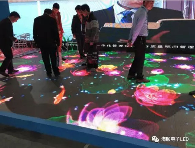 海納巨彩|P6.25智能互動地磚屏的感覺越來越烈